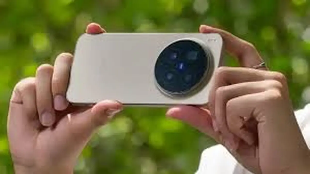 كاميرا استثنائية.. مواصفات هاتف فيفو X300 Ultra الجديد والسعر المتوقع في الأسواق